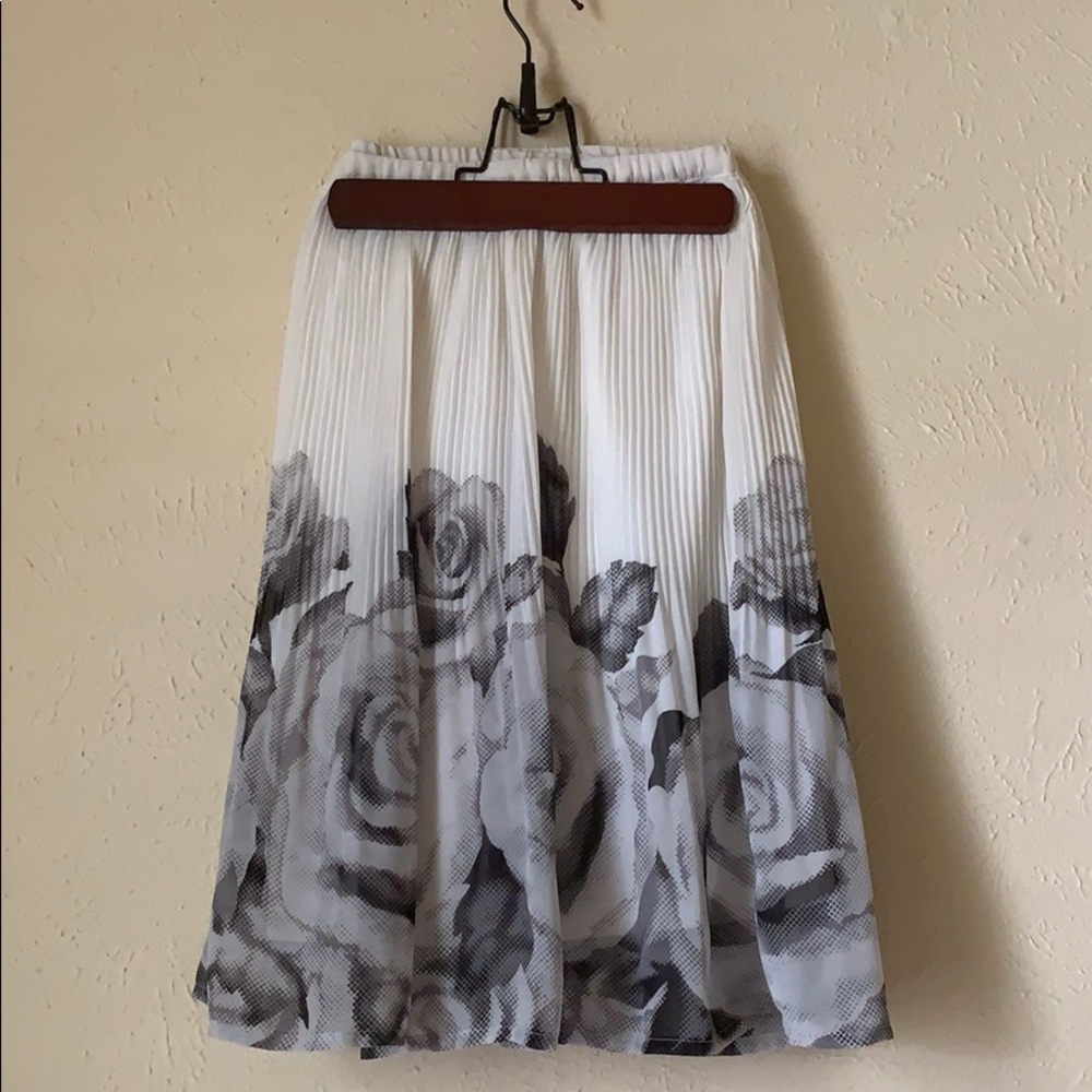 Mid-thigh classy pleaded skirt